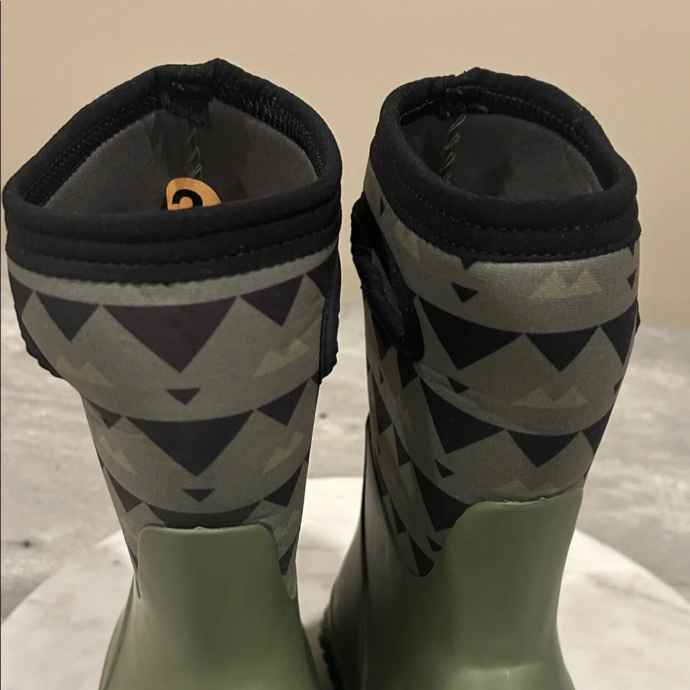 Green and Black Patterned Rain Boots size Y3